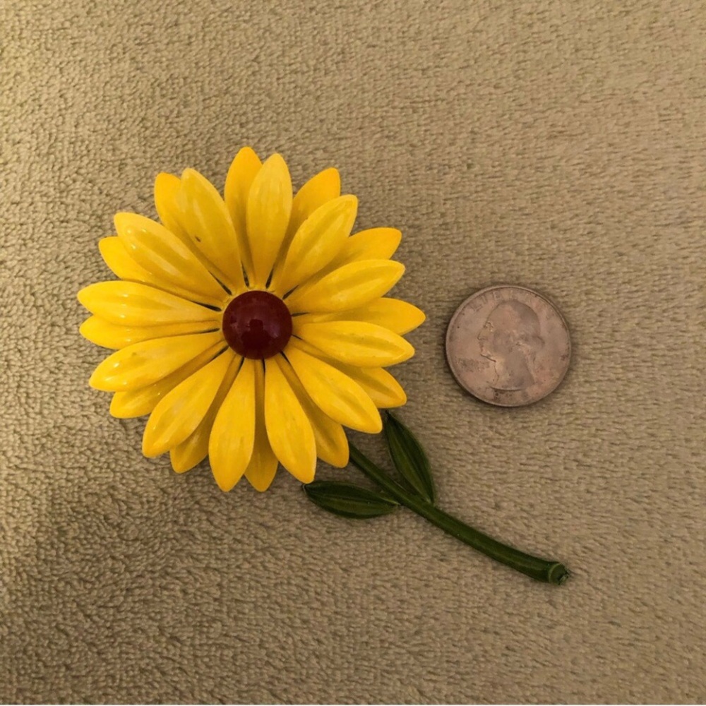 Daisy brooch pin yellow enamel green stem costume jewelry hippie 1960s Vintage